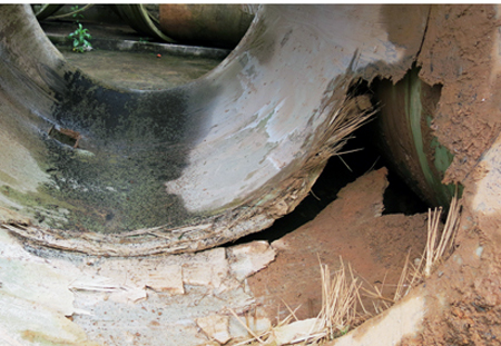 Đường ống dẫn nước composite bong rộp, nứt vỡ đến thảm hại
