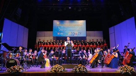 “Giai điệu Thắp Sáng Niềm Tin – Hope Symphony” với nhạc trưởng Lê Phi Phi