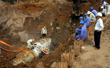Mỗi lần đường ống dẫn nước sạch sông Đà bị vỡ hàng triệu người Hà Nội bị ảnh hưởng