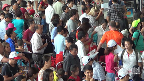 Ùn tắc triền miên ở sân bay Nội Bài