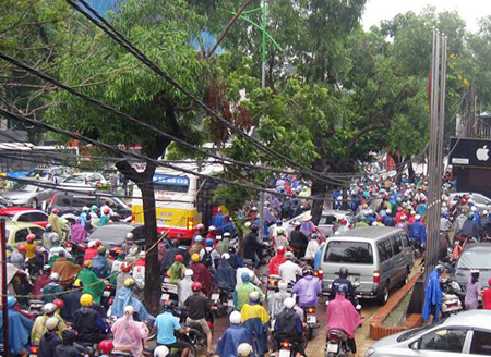Dân công sở mặc áo mưa, đứng chôn chân hàng giờ đồng hồ trên đường.