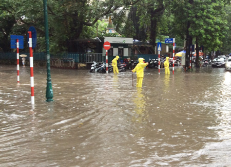 Mưa ngập trùm khắp Hà Nội, dân công sở chôn chân giữa đường