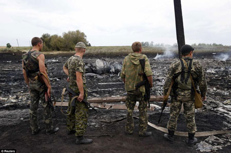 Hiện trường máy bay Malaysia rơi, tại khu vực do quân nổi dậy nắm giữ ở miền đông Ukraine.