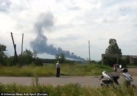  Khói bốc lên cuồn cuộn tại vị trí máy bay của Malaysia Airlines rơi ở miền Đông Ukraine