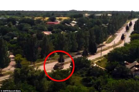 Xe chở tên lửa được quay phim đang di chuyển trên đường tại Torez hôm 17/7
