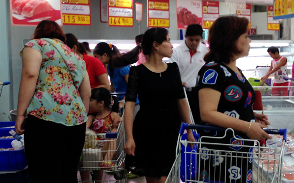 Dân vét sạch đồ ăn, siêu thị kiếm đậm nhờ bão