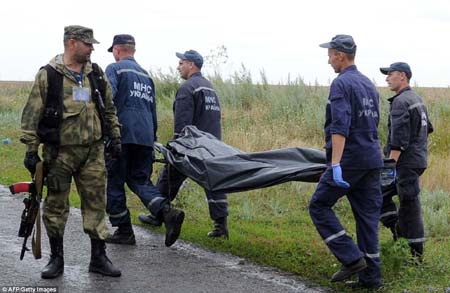 Nhiều thi thể hành khách MH17 đã được đưa đi khỏi hiện trường