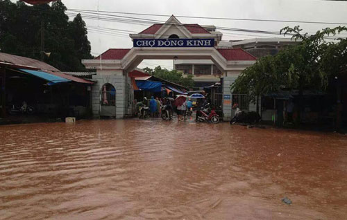 Chợ Đông Kinh ở trung tâm thành phố Lạng Sơn đã bị ngập