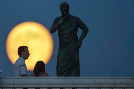 Người dân ở thủ đô Skopje thuộc Cộng hòa Macedonia đã đổ xuống đường để chiêm ngưỡng siêu trăng