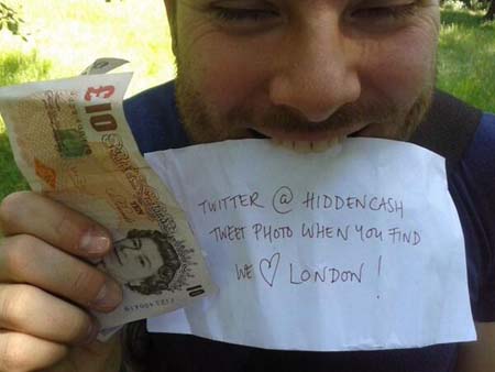 Một người London thích thú sau khi tìm thấy phong bì tiền giấu kín của Buzi