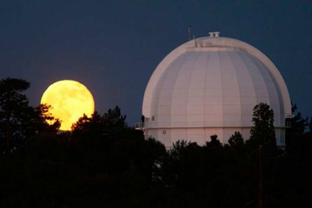 Rất đông người dân thuộc thành phố Los Angeles đã tập trung để quan sát hiện tượng siêu trăng