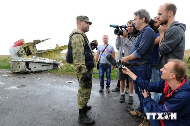 Một tay súng ly khai gác tại khu vực máy bay rơi trong khi lực lượng cứu hộ Ukraine đang tìm kiếm thi thể các nạn nhân. (Nguồn: AFP/TTXVN)