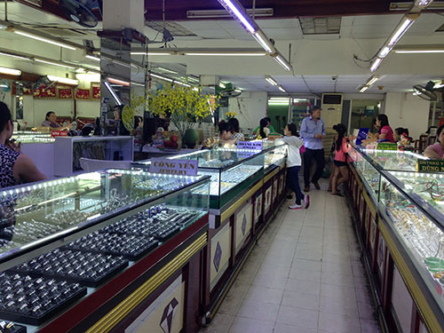 Một trung tâm kinh doanh vàng trên đường Lê Thánh Tôn (quận 1, TP HCM) vắng khách