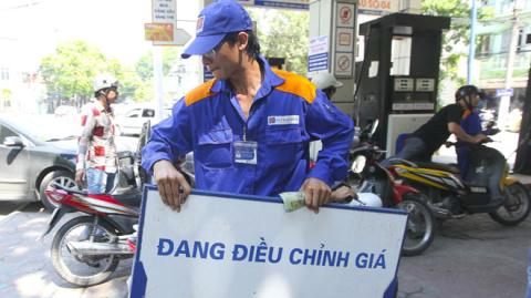 Giá xăng dầu Việt Nam được điều chỉnh linh hoạt khi giá thế giới tăng lập tức tăng, giá thế giới giảm vẫn chần chừ không giảm
