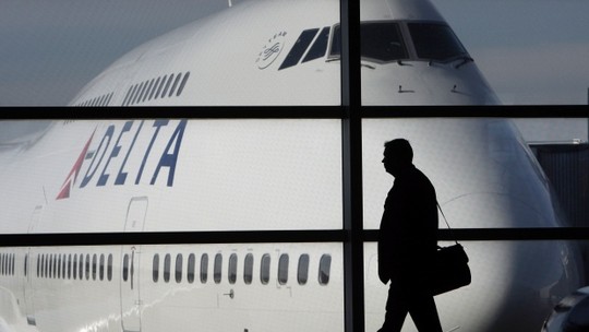 Hãng hàng không Delta Airlines (Mỹ) chấp hành lệnh cấm của FAA đầu tiên. Ảnh: CBC News
