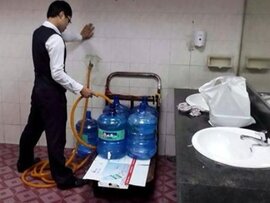 Lấy nước trong nhà vệ sinh sân bay cho vào bình nước uống: Chỉ để lau rửa