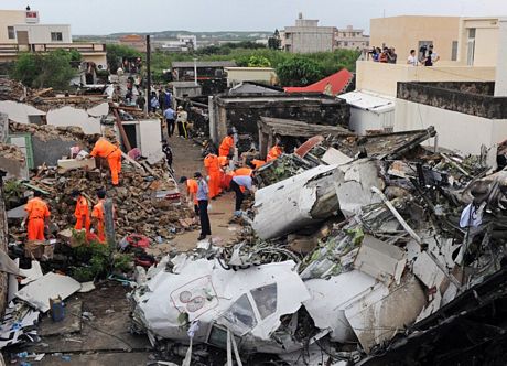 Nhà dân tan hoang vì bị máy bay Đài Loan rơi trúng