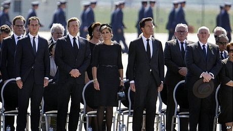 Đông đảo các thành viên hoàng gia và giới chức Hà Lan tham dự lễ đón các thi thể.