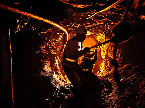 Công nhân lao động tại mỏ vàng Phước Sơn Ảnh: PHẠM TRỌNG