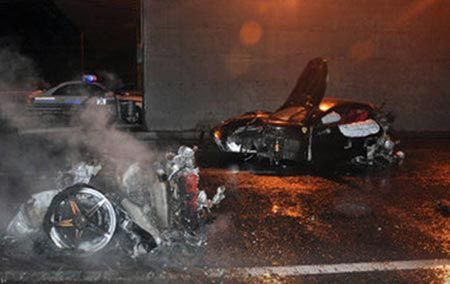Chiếc Ferrari của con trai ông Ling Jihua nát bấy sau vụ tai nạn