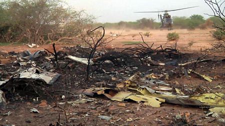 Máy bay Algeria vỡ vụn tại hiện trường