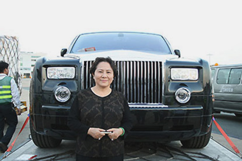 Bà Dương Thị Bạch Diệp bên chiếc xe siêu sang Rolls Royce BKS 77L-7777 (Ảnh tư liệu)