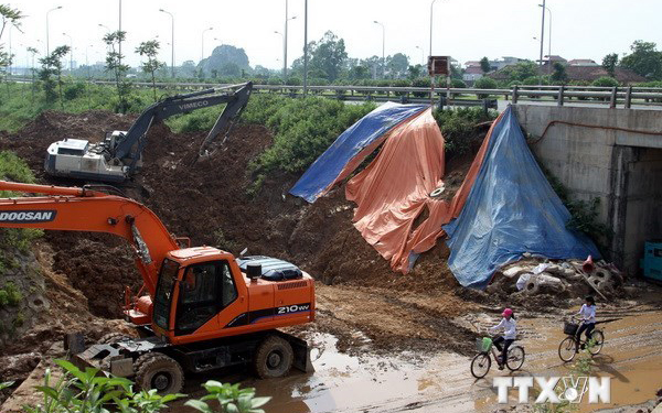 Khắc phục sự cố vỡ đường ống dẫn nước sông Đà.
