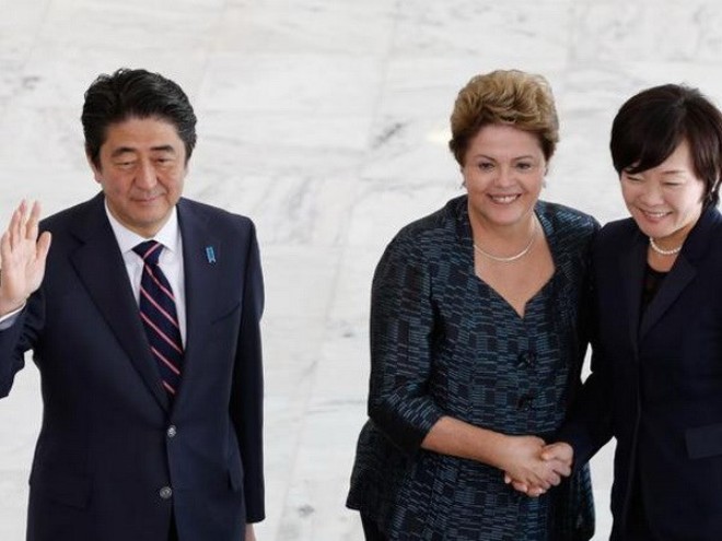 Tổng thống Brazil Dilma Rousseff chào đón vợ chồng Thủ tướng Nhật Bản Shinzo Abe tại lễ đón ở Phủ Tổng thống, thủ đô Brasilia, Brazil, (Nguồn: AP)