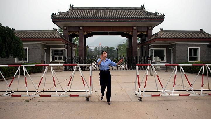 Một nhân viên bảo vệ ngăn cản trở chụp ảnh tại cổng nhà tù Qincheng ở ngoại ô Bắc Kinh.