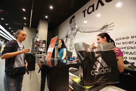 Adidas là một trong nhiều tập đoàn phương Tây bị vạ lây vì các lệnh cấm vận