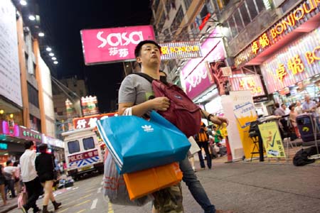 Cảnh người mua sắm từ đại lục đổ xô tới Hong Kong mua hàng hiệu giờ ngày một thưa dần
