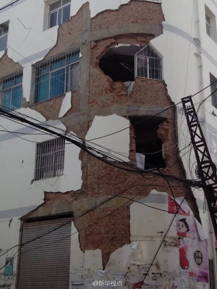 Nhà cửa bị sập, hư hại do do động đất.