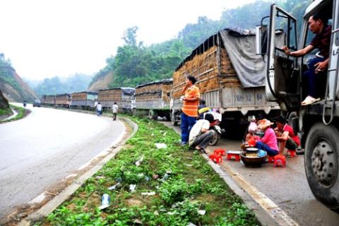 Hàng nghìn xe tải chở dưa hấu xếp hàng chờ vào cửa khẩu Tân Thanh – Lạng Sơn để xuất hàng sang Trung Quốc
