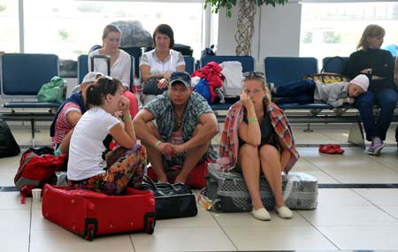 Nhiều du khách Nga đang chơ vơ tại sân bay do công ty du lịch bị phá sản