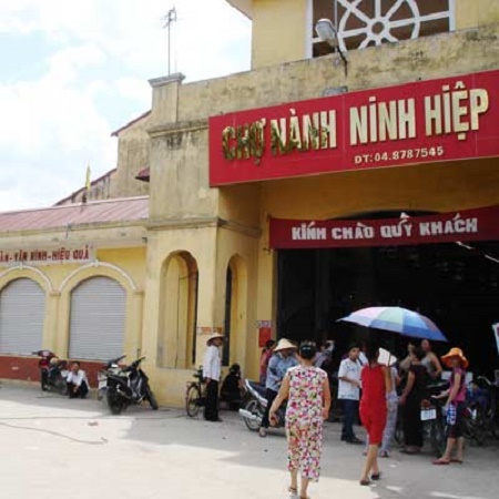 Nhãn mác thương hiệu nổi tiếng được phát hiện tại hai cơ sở kinh doanh trong chợ Ninh Hiệp