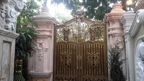 Chiếc cổng được mạ vàng và đồng kết hợp với cột đá được điêu khắc tinh tế