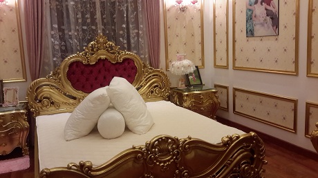 Hai chiếc giường ngủ được mạ vàng của chủ nhân căn biệt thự