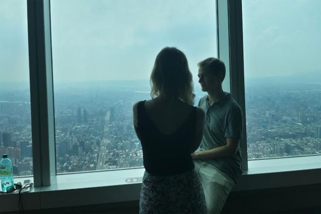 Du khách nước ngoài đến Đài Bắc thường không bỏ qua cơ hội đến đài quan sát của Taipei 101 để ngắm toàn cảnh thành phố.<br>