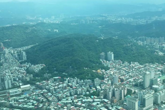 Từ đài quan sát của Taipei 101, du khách có thể nhìn thấy gần như trọn vẹn Đài Bắc. Nhiều khu vực của thành phố gần 2,7 triệu dân này nằm xe kẽ giữa những rặng núi xanh thẫm.<br>
