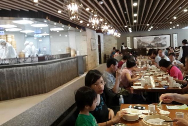 Nếu không đặt trước ở Din Tai Fung, khách có thể phải đợi hàng tiếng đồng hồ mới có chỗ trong nhà hàng này.<br>