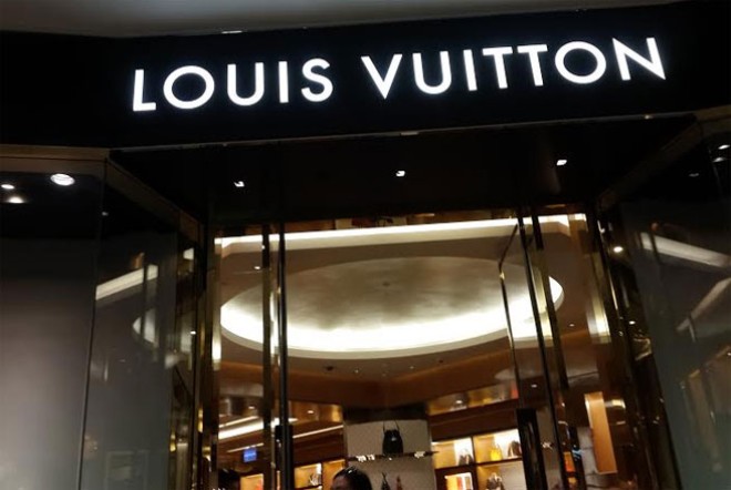 Một cửa hiệu Louis Vuitton trong Taipei 101. Có thể xem tòa tháp này là một 