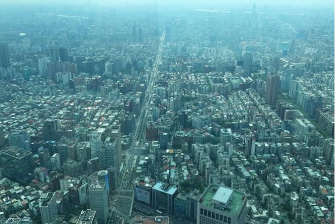 Thành phố Đài Bắc nhìn từ đài quan sát của Taipei 101, với đại lộ Keelung chạy thẳng tắp.<br>