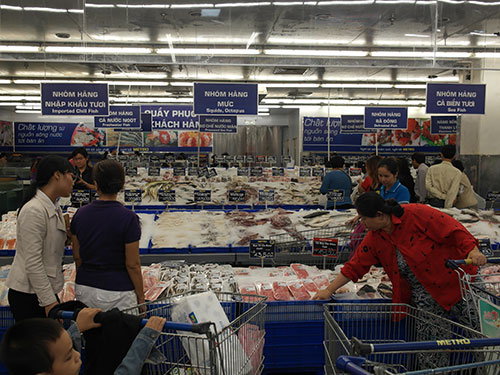 Khách mua hàng tại quầy thực phẩm tươi sống ở Metro An Phú - quận 2, TP HCM