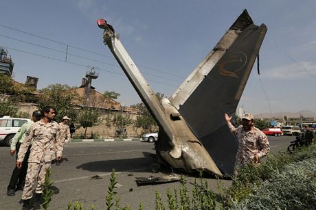 Mảnh vỡ ngổn ngang trên đường sau tai nạn máy bay Iran