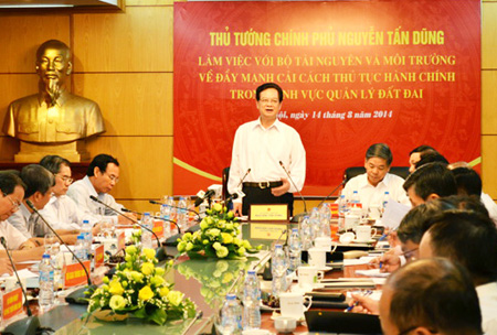 Thủ tướng Nguyễn Tấn Dũng chủ trì cuộc làm việc tại Bộ Tài nguyên và Môi trường.