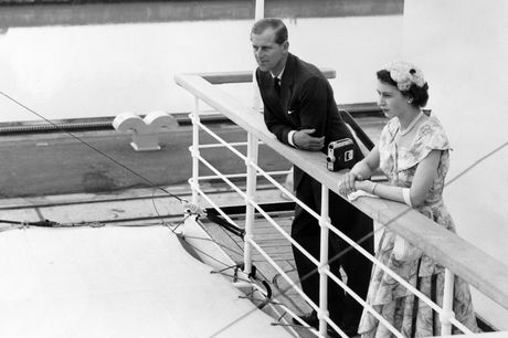 Nữ hoàng Elizabeth II và chồng thăm kênh đào Panama năm 1953.