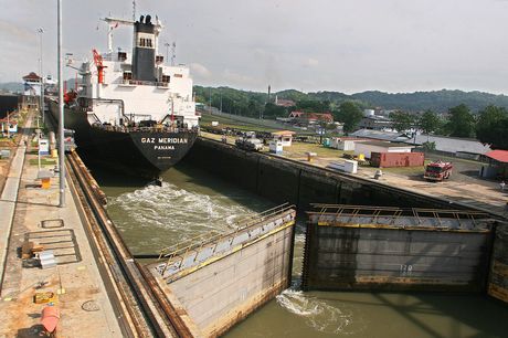 Một tàu thủy cỡ lớn đi qua kênh đào Panama năm 1961.