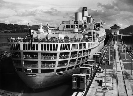 Một tàu thủy cỡ lớn đi qua kênh đào Panama năm 1961.
