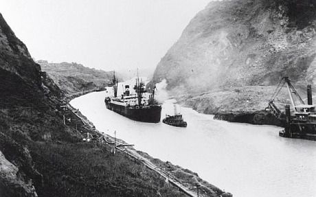  SS Ancon trở thành con tàu đầu tiên đi qua kênh đào này.