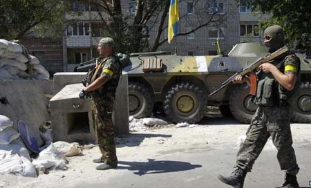 Các binh sỹ Ukraine tại một chốt kiểm soát ở